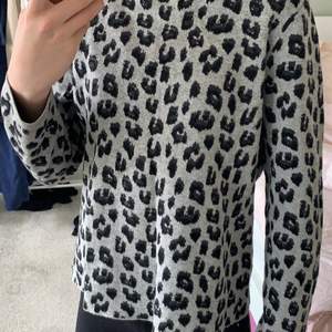 Säljer min knappt använda leopard tröja i mycket bra skick och som är super fin. Den är relativt lång i armarna och sitter lite löst. (Brädd:45 cm)