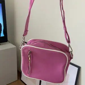 Fin rosa väska från HVISK. Jättefint skick förutom att ena ”örat” gått av (se sista bilden) så där har jag sytt dit en vit istället. Jag betalade 749 kr för den