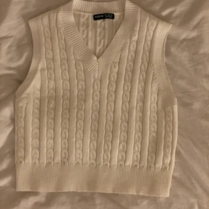 Stickad väst - Stickad väst från Shein, var lite för liten för mig men annars i superbra skick, tjock och bra kvalité.