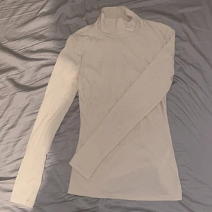 Ripped polo stlk S - NLY TREND polo, aldrig använd, beige, stilren och snygg. Köparen står för frakten