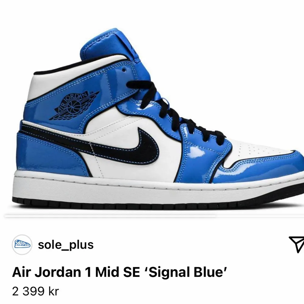 Säljer mina snygga Jordans 1 Mid Signal Blue. Använda 3 gånger så är i nyskick, ser ut som dem gjorde vid köp. Köpta på Footlocker herr, så dem är ÄKTA (passar tjejer med) Fraktar dem i original kartongen och kan skicka kvitto ifall det känns tryggare för köparen.💙. Skor.