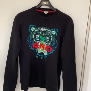 Kenzo sweatshirt stl. M - Säljer min kenzo sweatshirt i stl. M. Köptes för 2300kr. Säljes för 1000kr. Pris kan diskuteras vid snabb affär 