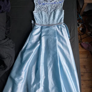 Balklänning - Jättefin balklänning, har ingen användning för den längre därav att jag säljer den. Skriv privat ifall du e intresserad🥰 köpare betalar för frakt! Det är lite fläckar längst ner på klänningen, märks inte jättemycket men annars är det bara att kemtvätta den. Nypris, 1500kr 