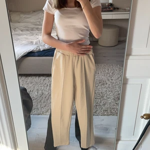 Kostymbyxor storlek XS - Säljer dessa skitfina kostymbyxorna, knappt använda för inte riktigt min stil men dom är i väldigt bra skick!🧚🏻trendiga lika kortare byxor