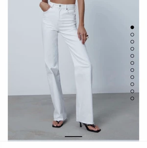Säljer dessa Zara jeans pga fel storlek. Aldrig använda - Perfekta vita jeans