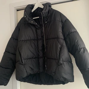 Svart Puffer Jacka från HM - Säljer denna fina pufferjacka från HM i storlek M men pssar även mig som har storlek S-M, inköpt tidigare i höstas och väldigt sparsamt använd. Nypris 399kr säljer för 100kr + frakt 🤍🤍🤍