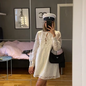 Vit klänning - Helt ny vit klänning från Gina Tricot! Passar bra till studenten! Storlek xs! Köparen står för frakten! Nypris: 599kr