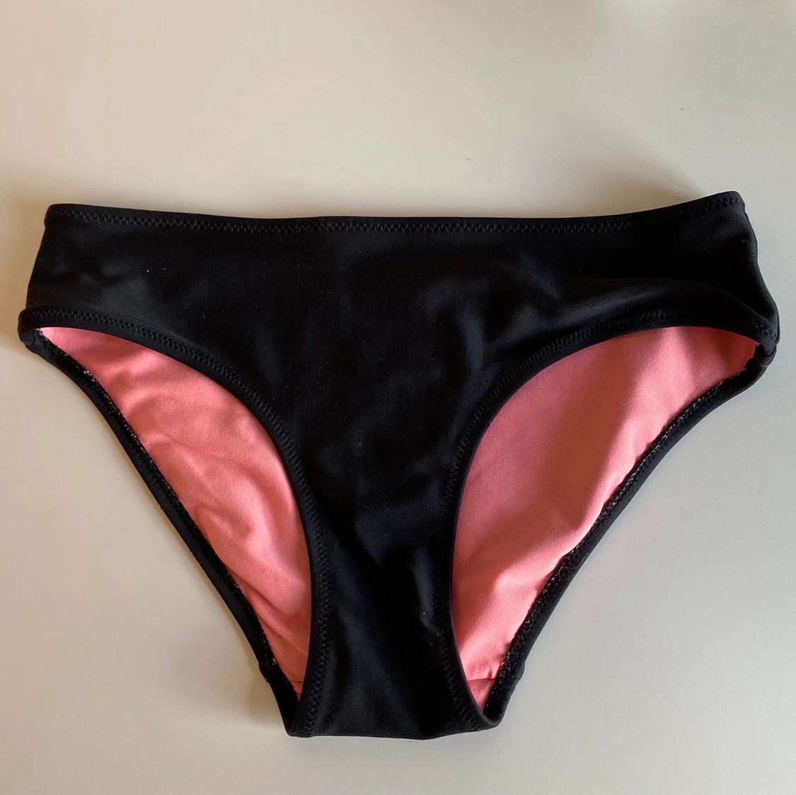 Svart bikiniunderdel 