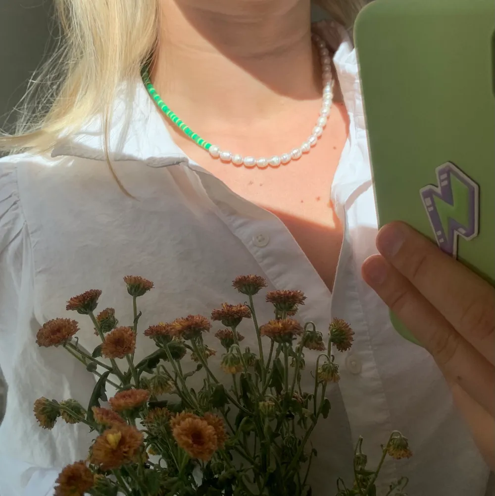 Gör dessa halsband på beställning, gör även i blå, rosa och biega nyanser!🥰 249kr styck och frakten endast 12kr! Säljer även på Instagram @aliceruthjewelry . Accessoarer.