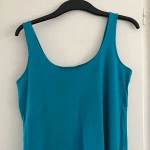 Linne från Gina  - Härligt himmelsblått linne från Gina Tricot, så snygg skurning med djupare rygg 💙 🌸 Storlek S men passar M också ifall man vill ha den tight. 100% ekologisk bomull. I fint skick, knappt använd pga för liten 😞💕 Finaste sommartoppen till kjol eller jeans ✨💋 