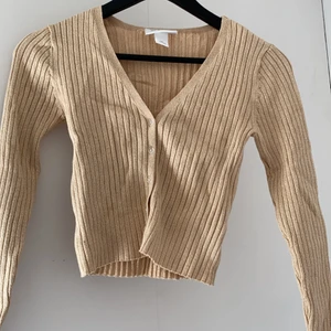 Superfin kofta/topp! - Säljer denna guldiga topp/kofta, då den inte har kommit till användning! Den är från Monki i storlek XS och helt oanvänd!