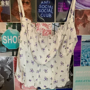 Lila linne - Vitt linne med lila blommor från shein. Har en räfflad överdel. Superfint. Köpare står för frakt (24kr). Pris 80kr + 24kr = 104kr.