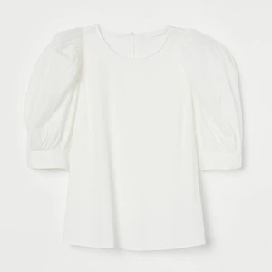 Vit blus med puffärm  - Helt ny vit blus med puff ärm lånad bild , pris lapp och allt kvar 🍓 köparen står för frakten 🍓