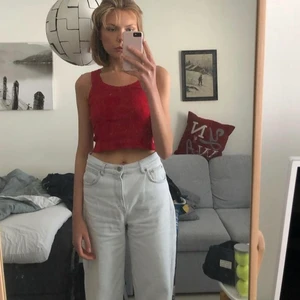 Baggy jeans - Säljer mina super fina baggy jeans från pull and bear i storlek 38, sitter pösigt på mig! Jag är 180cm och går till ankeln ungefär! Superfint skick men behöver ny ägare! Fraktkostnad tillkommer eller hämtas upp i Stockholm!🤎✨