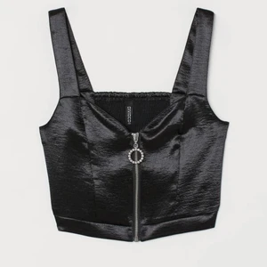 Bralette - En bralette/topp från H&M. Storlek 32. Köpte den för 100kr och säljer den nu för 85kr. Inga hål och helt felfri. Kan mötas i Stockholm.