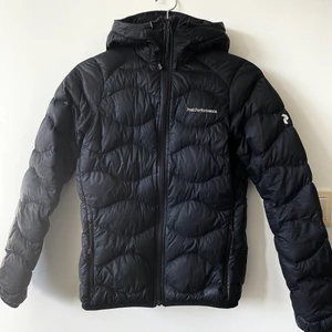 Peak Performance helium Hood jacket. St XS - Peak jacka i jättefint skick. Startbud: 700kr. Nypris: 2400kr