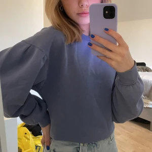 Sweater  - Fin blå sweater med en liten puffärm!💕 Tröjan är endast använd max tre gånger och har kvar det mjuka materialet!💗💗