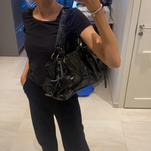 basic väska - basic svart väska, kommer inte till använding alls tyvärr💓💓