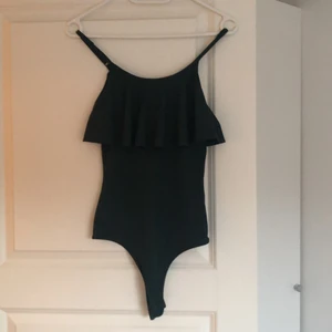 Body  - Säljer denna supersnygga bodyn i fin grön färg💚💚💚 använd fåtal gånger så i gott skick!!! 