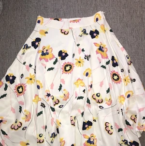 Carin Wester strl 34 - Säljer en oanvänd somrig kjol från Carin Wester i storlek 34. Mitt pris 75kr + 48kr frakt (frimärke) eller 66kr spårbar frakt via PostNord. 