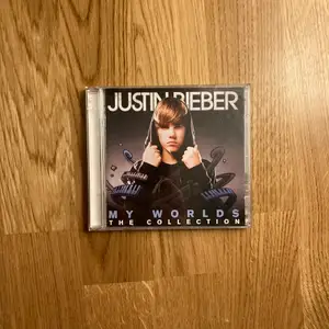 Justin Biebers ”My worlds: The collection på cd. Perfekt skick. Köparen betalar frakt.