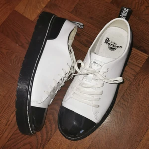 Dr matens sneakers - Sprillans nya dr matens sneakers som inte säljs längre. Aldrig använda men har tyvärr inte kvar skolådan. Givetvis kan jag skicka med 2n annan skolåda. Säljer pga för små. Skulle säga att de är i storlek 38-39 men står 39. Pris är diskutterbart. 💙
