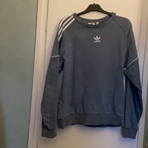 Adidas - Är för liten för mig men tycker den är superfin! Bra skick!! med frakt blir det 166. Paketet är packat eftersom en annan person skulle köpt det innan, så kan skicka iväg det inom 5 minuter efter köp, priset är inklusive frakt