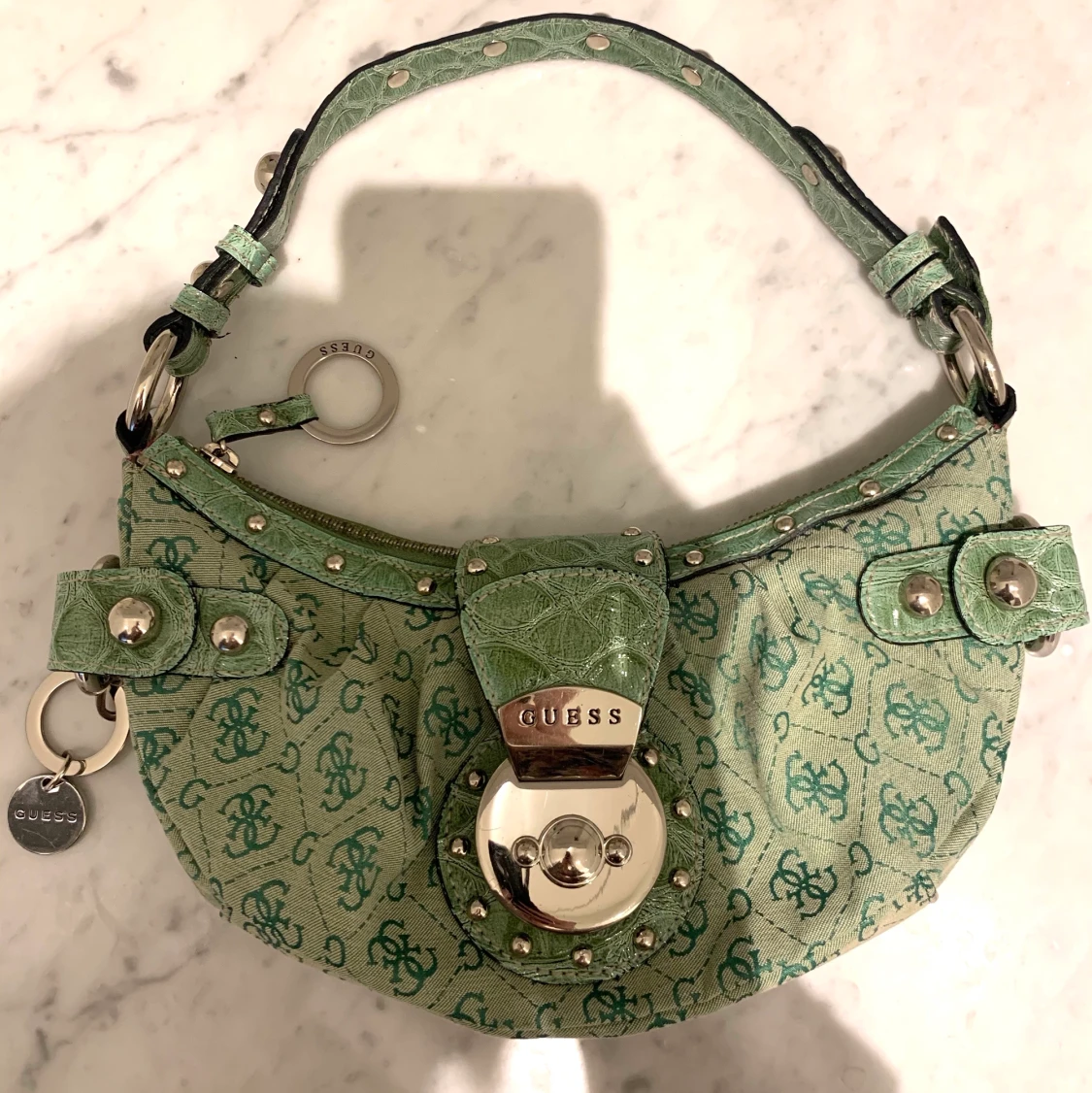 Guess axel-handväska