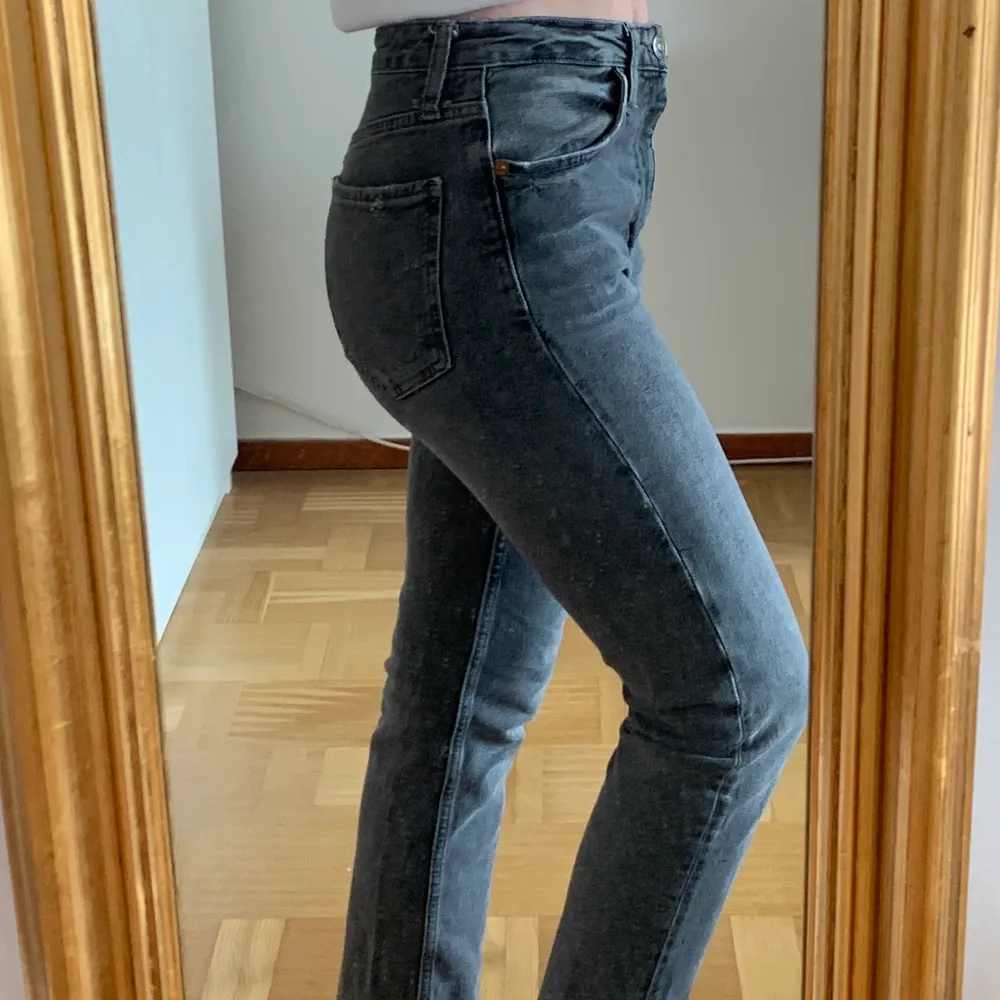 Gråa jeans från Zara i en rak passform.  Har lite mer ”stretch” i tyget, och formar sig därför väldigt bra i midjan.  Storlek 38, eller S/M. Pris kan diskuteras.. Jeans & Byxor.