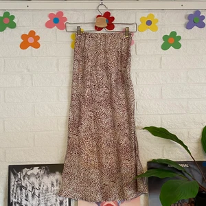 satinkjol - leopardmönstrad satinkjol från urban outfitters❣️❣️❣️ så fin men tyvärr inte min stil längre :-( för referens är jag 166cm