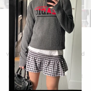 Zadig Tröja - Så himla fin nästan oanvänd finstickad zadig tröja med tryck i nyskick, köptes i julas 💕 säljer pga får ingen användning av den. Storlek 14 Y(barnstorlek) men skulle säga att den sitter som en XS/S beroende på hur man vill att den ska sitta. På mig sitter den som den gör på bilden och jag har vanligtvis Xs. Köptes för 1200kr , buda från 600kr🙌🏻🙌🏻