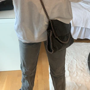 Svart väska - Säljer min skit snygga svarta väska med lite glitter i sig. Säljer pga kommer ej till användning längre💕💕💕