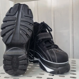 Buffalos - Säljer pågrund av att jag aldrig använder dem och detr synd att bara ha dem ståendes. Endast provade en gång inomhus.