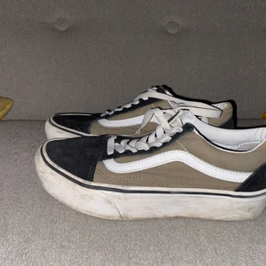Vans sneakers  - Ett par sneakers i storlek 38. Använda vid ett par tillfällen. 