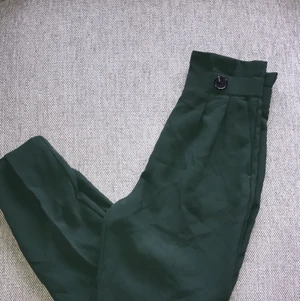 Byxa med hög midja - Säljer ett par väldigt schyssta sparsamt använda gröna kostymbyxor ”ish” med hög midja! Pris 50kr + 48kr frakt (frimärken) eller 66kr spårbar frakt via PostNord. 
