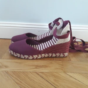 Zara sommarskor st.39 - Säljer fina och bekväma sommarsor. Materialet är bomull, passar även de varmaste dagar. Härlig färg. Använda endast ett par gånger. Köparen står för frakt.