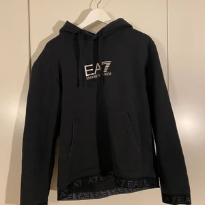 Armani Hoodie - Nyskick-Endast provad Inköpt för ca 1500kr  Säljes på grund av fel storlek Herrstorlek L (passar M också) Hör gärna av er för frågor!