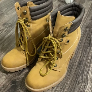 Klackskor - Använda fåtal gånger och sälj för de inte kommer till användning.