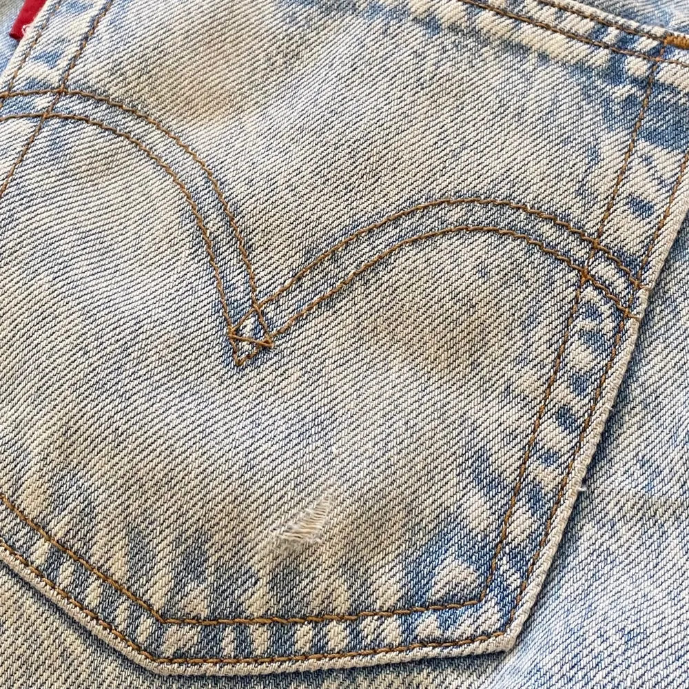 Ljusblåa jeans från Levi’s i modellen ”ribcage wide leg”. Jag (på bilderna) är 179 cm. Välanvända men i bra skick, förutom lite slitage på ena bakfickan från mobilen.. Jeans & Byxor.