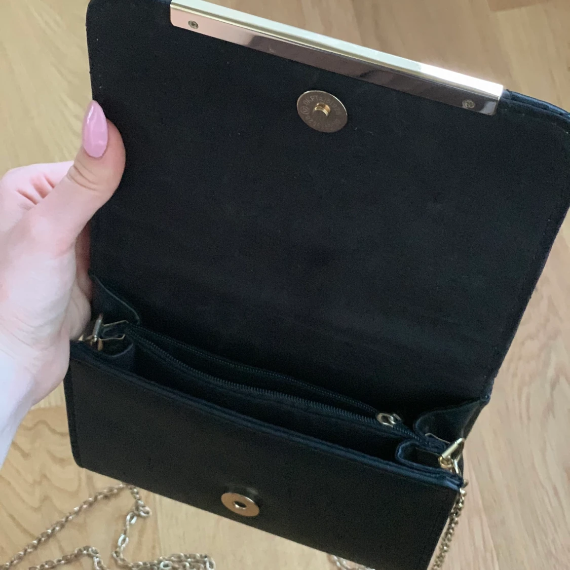 Svart axelbandsväska  - 91