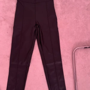 Skinnbyxor - Jag säljer nu mina skinnbyxor från Gina. Dom är helt oanvänd då dom inte kommit till användning. Den va en superfin passform och formar kroppen bra. Storlek M 