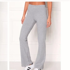 Gråa bootcut leggings - Inte exakt de på bilden. De jag säljer kommer ifrån lager 157. Använda några få gånger.