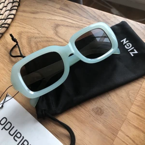 Solglasögon - Säljer dessa snygga och helt nya solglasögon från zalando, perfekta till sommaren🌸 Nypris: 129kr. Om det är flera som är intresserade blir det budgivning. 
