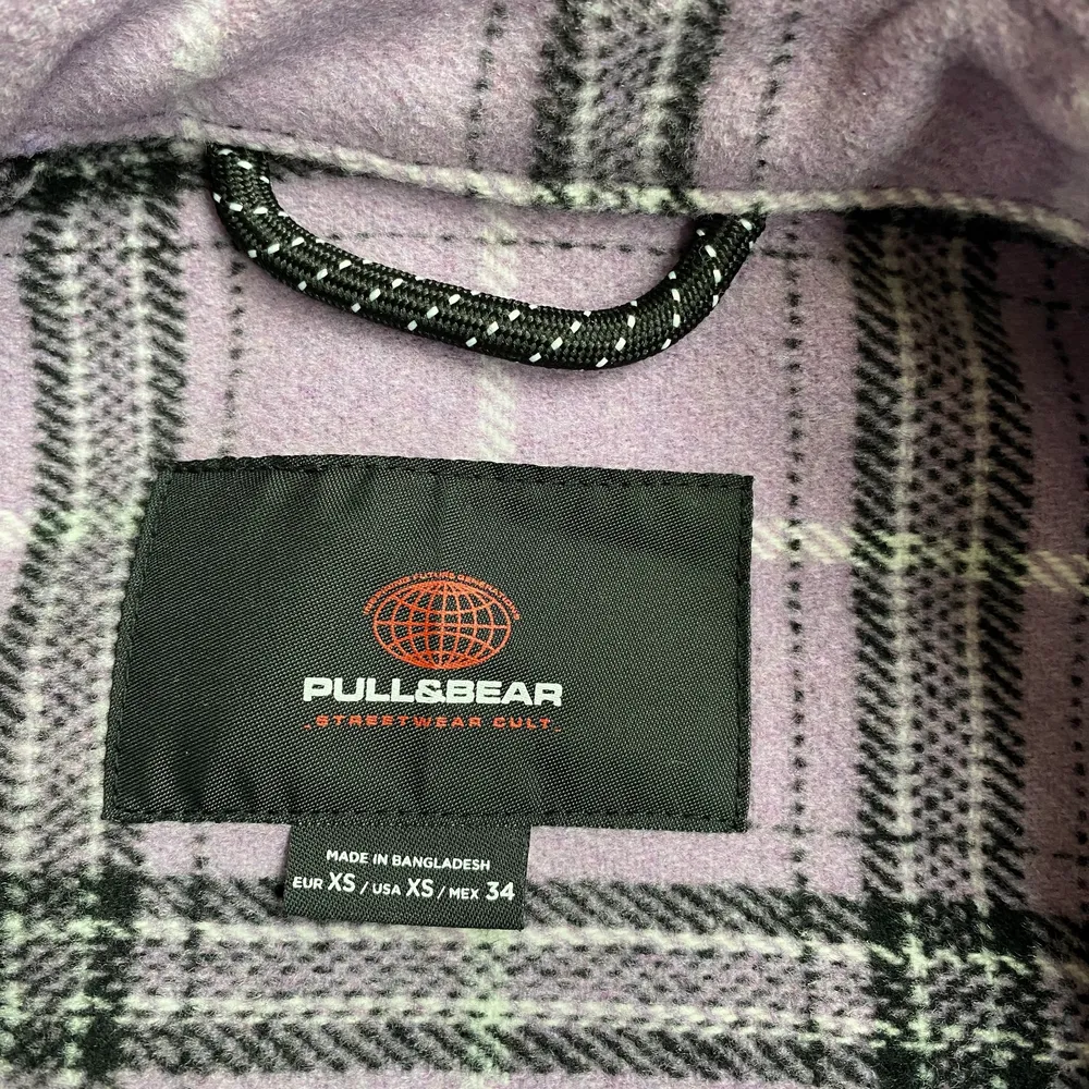 En flanell skjorta som är i tjockt material. Perfekt som vanligt skjorta eller tunn jacka. Köpt för en månad sen i pull and bear. STORLEK:XS           Passar som:S. Kan skicka bättre bilder privat då den är lite färggladare på bilder än plick bilder. . Skjortor.