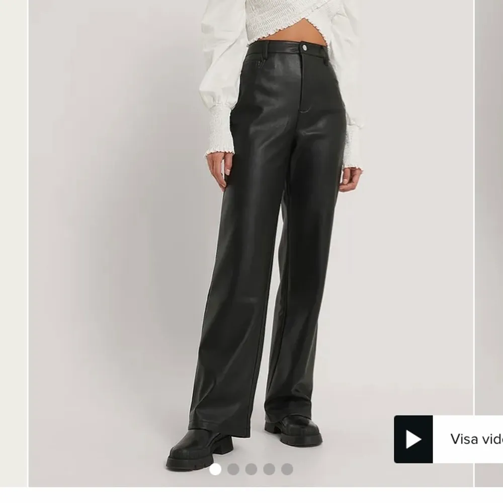 Säljer dessa populära slutsålda byxorna från NaKD x hoss kollektionen, då dom ej kommer till användning. Säljer för 350 + frakt. . Jeans & Byxor.