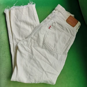 Levi's jeans 501 - Naturvita Levi's jeans🤍 Mid-waist och rak passform och lite korta i längden om man är 164 cm eller över🤍 I övrigt väldigt snygga! 