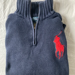 Polotröja  - Säljer denna skit snygga polo Ralph Lauren tröja då jag ej använder den. På tröjan står det stl M men jag skulle säga att den mer är XS. Skit snygg och passar till allt💗
