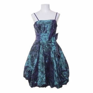 Klänning  - Den här klänningen har nog den finaste färgen jag någonsin sätt, skimrar och typ ”skiftar” så himla fint i ljuset. Den slutar  ungefär vid knäna på mig som är 176cm. Knytningen i ryggen gör att man kan välja hur tajt den ska sitta💗