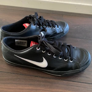 Nike sneakers - Sparsamt använda Nike sneakers i mycket fint skick!! Storlek 40 (25cm)