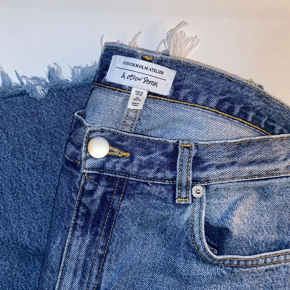 Suupersnygga raka jeans från &otherstories i fint skick. Inköpta för 790. Tyvärr blivit för små för mig men om du vill ha fler bilder är det bara att fråga 🥰  Fransar nertill som syns på första bilden 💓 . Jeans & Byxor.